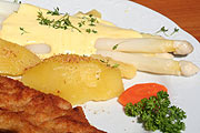 Spargel mit Schnitzel (Foto: Martin Schmitz)